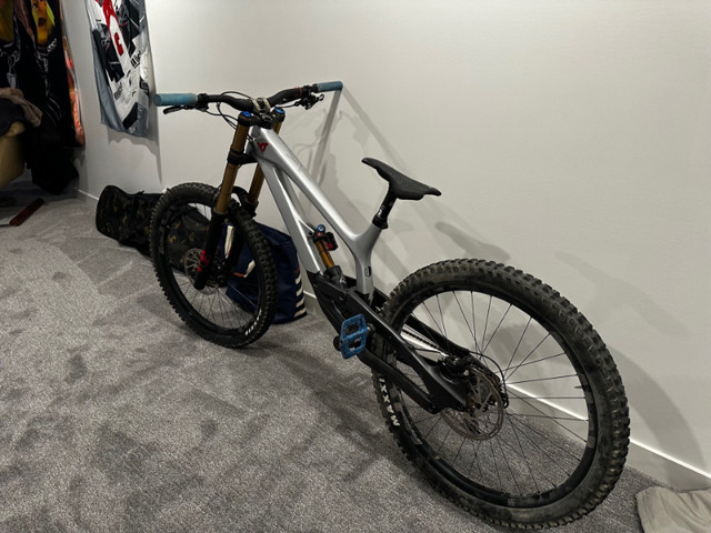2022 YT Tues Pro Race Titan Downhill Bike-Like New in Mountain in Vernon - Image 4