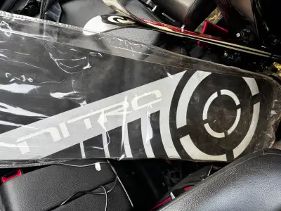 Je vends une planche de snowboard Nitro , parfaite pour dévaler les pistes avec style et performance...