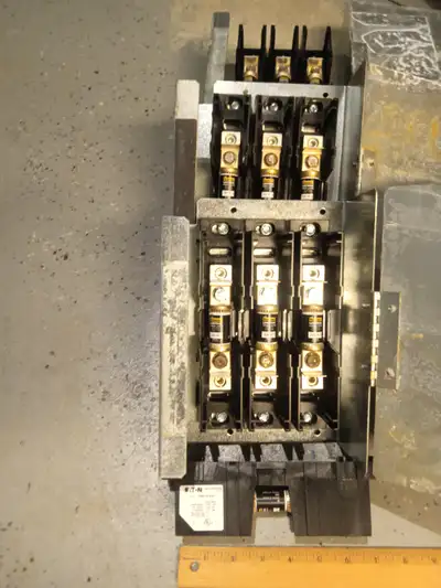 Prix demandé 100$/ch (3 pour 250$) Porte-fusibles(3) qui s'emboîtent et montés dans une boîte de mét...