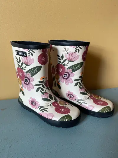 Stonz rubber boots Only worn a couple of hours Excellent new condition Size 1