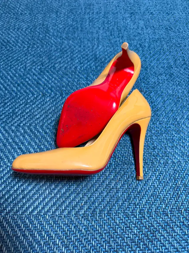 Christian Louboutin Simple Pump 100 – Size 38.5 (Nude Patent) in Women's - Shoes in City of Toronto - Image 3