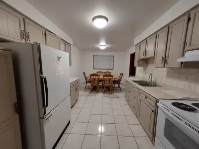 Private Bed Room For Rent in detached home... In Mississauga Ontario Located at (Burnhamthorpe Rd an...