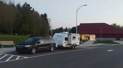 roulotte peut servir pour camping sauvage avec son panneau solaire et refregérateur,chauffage,poele,...