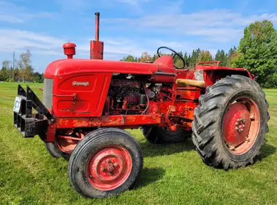 Tracteur Renault Super 7 (1965), sortie hydraulique, 30 forces. Remorque (trailer) de 12 pi inclus....