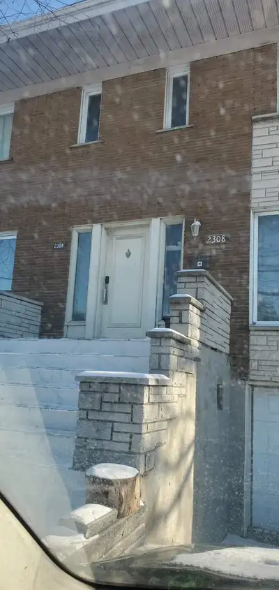 Chambre privée à louer dans un sous-sol tranquille et propre à Ville Saint-Laurent (Boul. de la Côte...