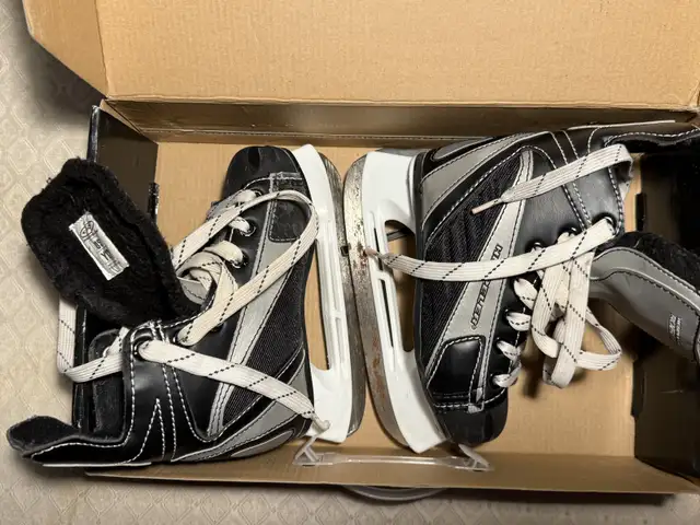 Youth Ice Skates Size 12Y in Skates & Blades in City of Toronto - Image 3