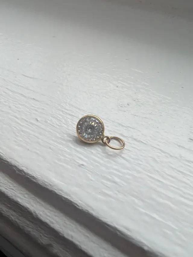 Brand New 10KT Gold Moissanite Necklace Pendant For Sale in Jewellery & Watches in London - Image 4