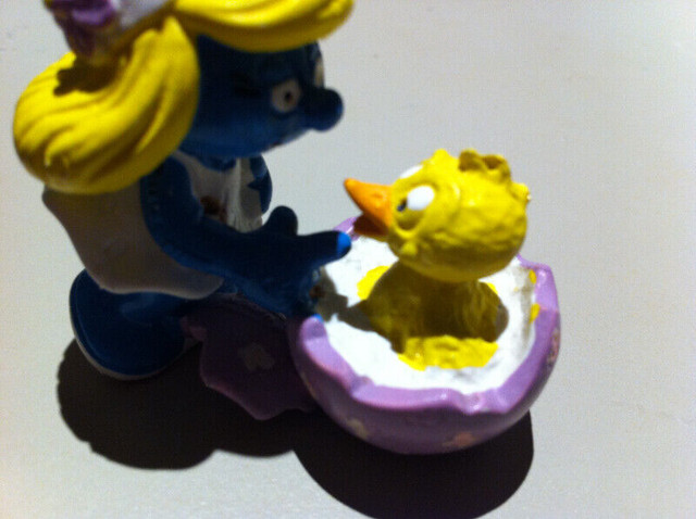 Smurfs - Vintage Smurfette with Purple Easter Egg Chick in Arts & Collectibles in Ottawa - Image 4