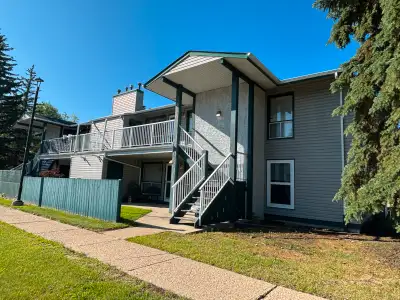 2 Bed + Den Townhouse in great location!