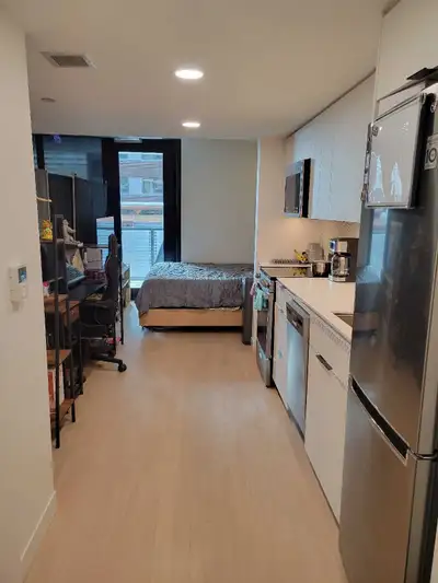 A big studio apartment in central downtown for sharing. Close to major transits (F8, F5, BLUE, D15,...