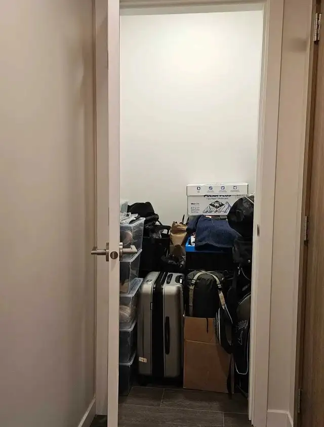 private furnished bedroom and a small den in Room Rentals & Roommates in Vancouver - Image 3