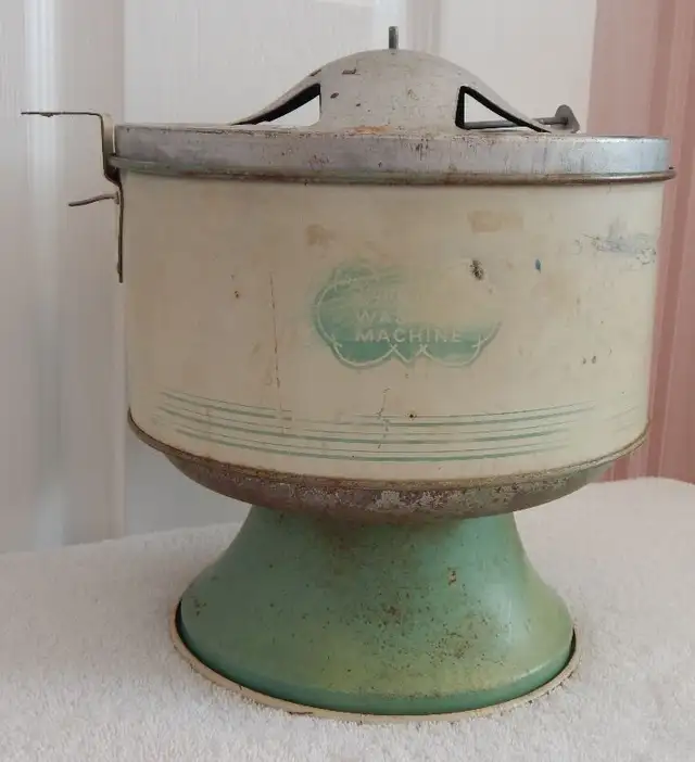 TOY WRINGER WASHER in Arts & Collectibles in Belleville - Image 4