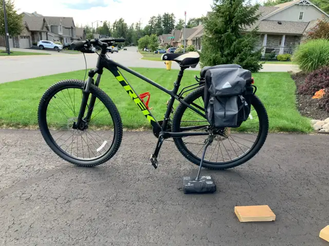 Trek DS 8.6 bike +Norco Charger. 6.3 bike+Sherpa 2 Hitch Rack
