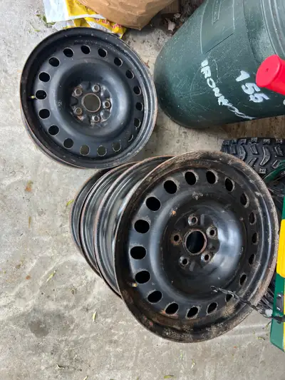 Set of steel rims for sale. Size: 16 inch Bolt pattern: 5x114.3 Quantity: 4 rims These rims were use...