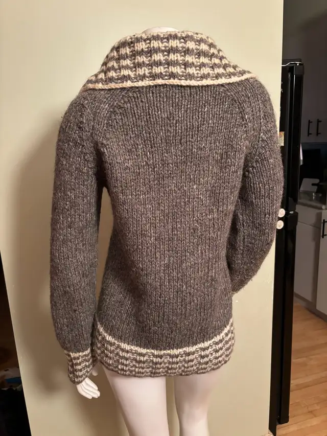 Wool Handknit Sweater in Women's - Tops & Outerwear in Kitchener / Waterloo - Image 5