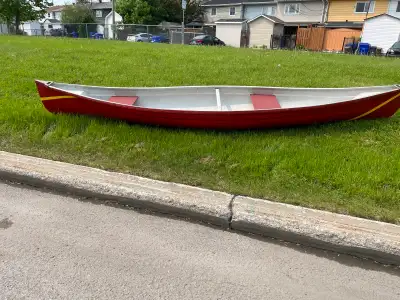 Canoë léger, environ 65lb. Pour un adulte ou deux enfants. Comprend deux rames et une encre. 14 pied...