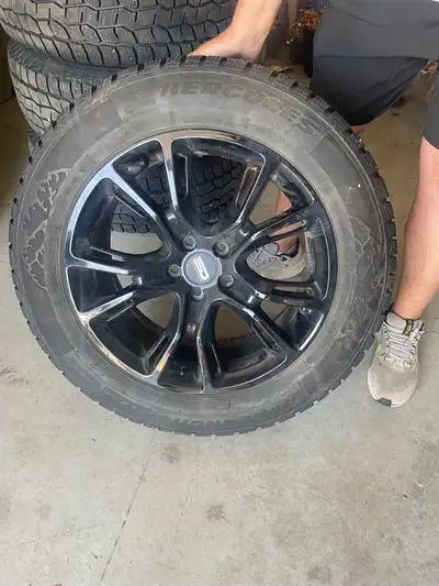 225/60/18 HERCULES AVALANCHE snow tires with monitors off a 2021 Ford Maverick About 7000km on them...