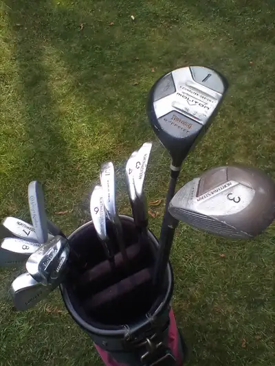 Right hand golf clubs, 3,4,5,6,7,8,9 irons, pitching wedge, putter, 1-3 drivers and golf bag $130