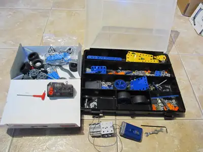 Deux (2) ensembles de jeux de Meccano. Toutes les outils sont presents. Les deux moteurs fonctionnen...