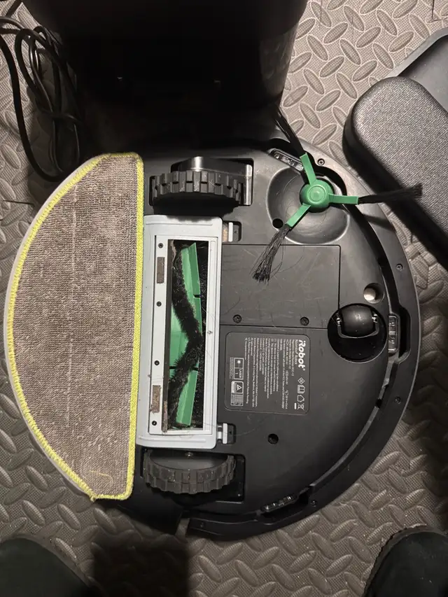 iRobot Roomba Combo j7+ Robot Vacuum and Mop in Vacuums in Ottawa - Image 4