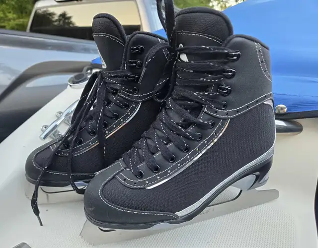 Softtec figure skates, girl size 5, excellent condition in Skates & Blades in Mississauga / Peel Region - Image 3