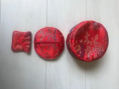 3 petits sac à bijoux ou cosmétiques.