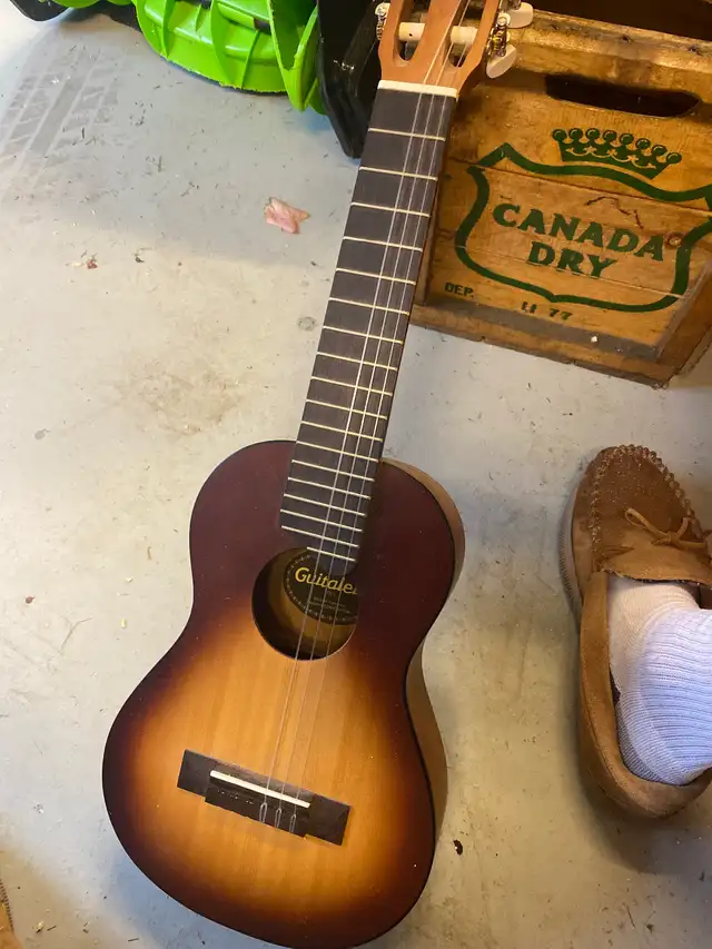 Yamaha guitalele guitar in Guitars in Kawartha Lakes - Image 2