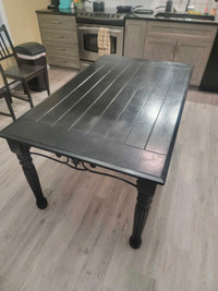 Table en bois (Peinturé en noir)
