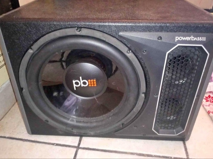 12" PB subwoofer with built in Amp Audio & GPS Kingston Kijiji