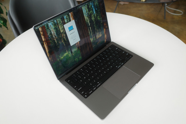 14" M1 Macbook Pro 14" M1 Pro 16GB RAM 512GB SSD in Laptops in City of Toronto