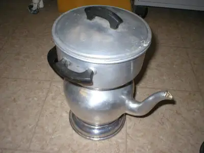 En parfaite condition et utilisable avec sa base. Elle date des années d'après la 2e guerre mondiale...