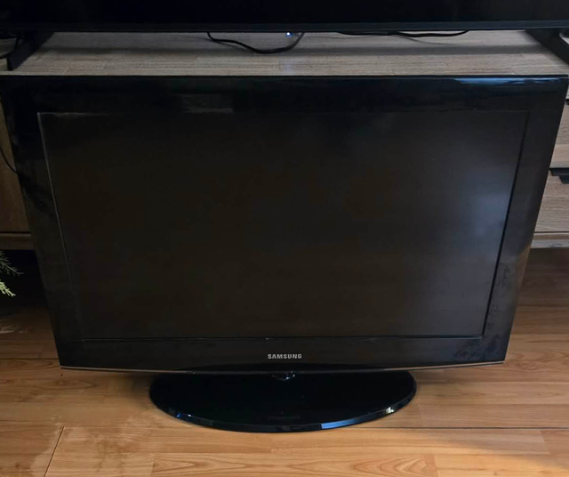 TV - 32 inch - Samsung in TVs in City of Montréal - Image 3