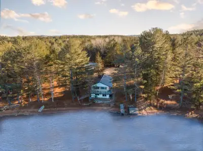 4-Season Lakefront Cottage – Rueckwald Lake, Ladysmith, Quebec Escape the hustle of city life and un...