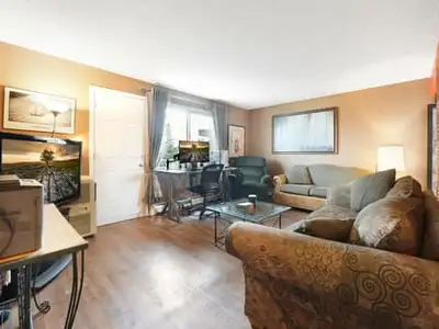 Top floor v big 2 bdrm renovated, cozy, quiet apartment