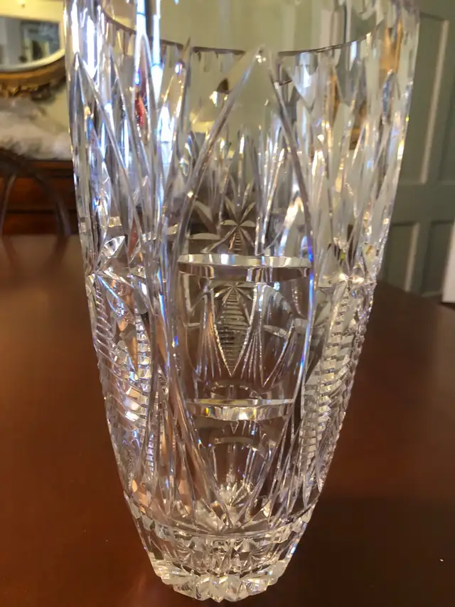 Beautiful Vintage Crystal Vase in Kitchen & Dining Wares in City of Toronto - Image 4