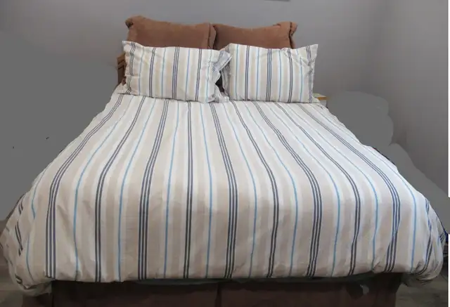 Queen Duvet Cover and Two Pillow Shams (81” x 83”) in Bedding in Brantford - Image 3