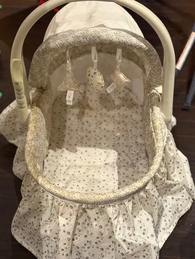 Removable Baby bassinet with stand music, sounds, light and vibr in Cribs in Markham / York Region - Image 6