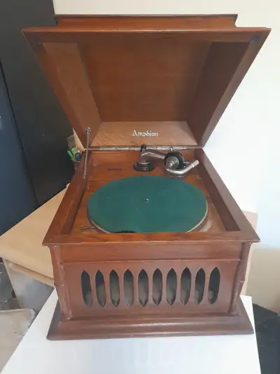 Phonograph Amphion, Model # 5, sold by Eatons Vintage Turnable For details see http://keithwright.ca...