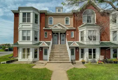 2-Story 4 1/2 condo 15 minutes from Downtown