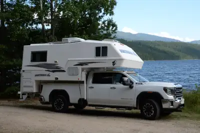 Dry bath 2016 model EXRR. Four Season camper 5 star rating. For a long box truck. Electric jacks, Fl...