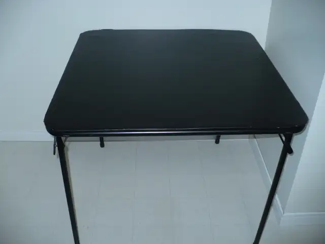 Table carré pour jeu de carte in Dining Tables & Sets in St-Georges-de-Beauce - Image 2