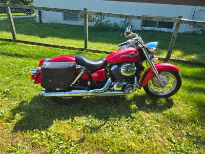 Moto à vendre Honda vt750 Shadow 2003 , avec pare brise, sacoche, et sièges passager, pneu presque n...
