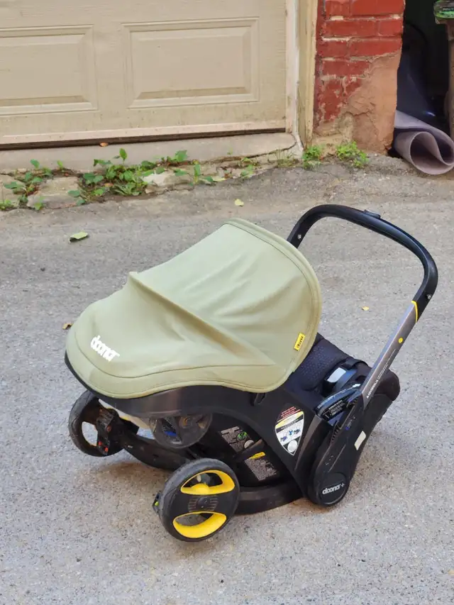 Used Doona travel baby stroller with base in Strollers, Carriers & Car Seats in City of Montréal - Image 4