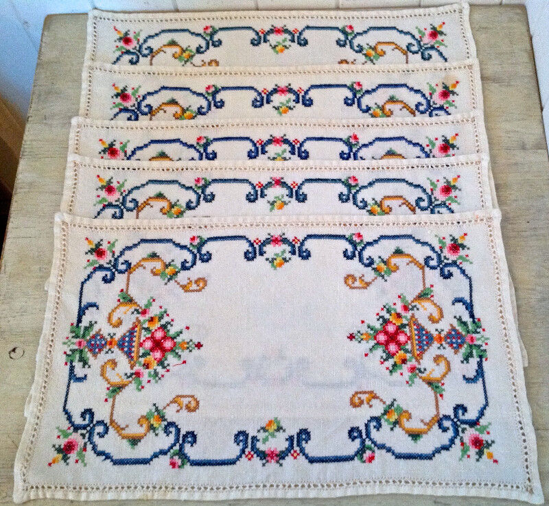 Antiquié. Très anciens rectangles de lin brodés point de croix L Art