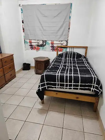ROOM FURNISHED WITH BED LINEN NIGHT TABLE DRESSER KITCHEN LOOKING FOR A SINGLE WORKING MALE $160 PER...