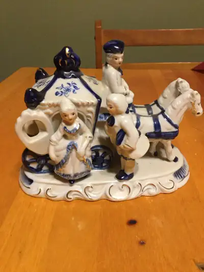 bibelot   en porcelaine, ( chevaux et calèche) style angleterre, View more