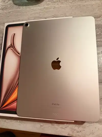 ipad air 13’’ apple care plus / valeur 1415$ prix 1100$, View more
