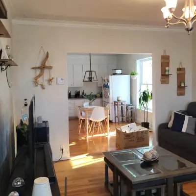 logement 41/2 au 2e étage à 1025 $. 2 chambres fermées. Appareils laveuse-sécheuse dans la 2e chambr...