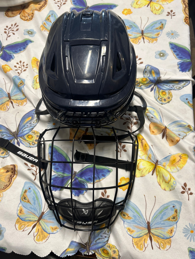 Bauer re-akt 150 hockey helmet in Hockey in Lethbridge - Image 3