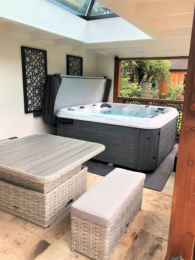 Artesian Spa 6 Person Hot Tub for sale in Hot Tubs & Pools in Barrie